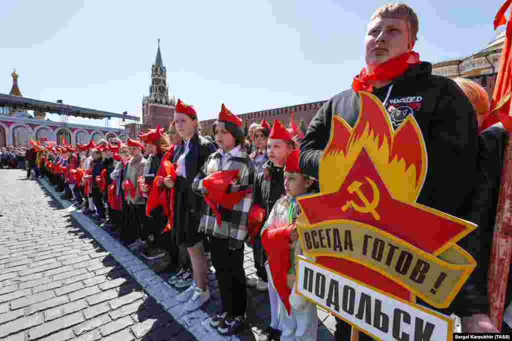 Дети из Подольска, города к югу от Москвы, во время посвящения. На плакате написано: &laquo;Всегда готов!&raquo; По словам высокопоставленного члена Коммунистической партии РФ Юрия Афонина, пионеры будут отдельной организацией, отличной от другой молодежной организации под названием &laquo;Большая перемена&raquo;, создание которой планирует Кремль