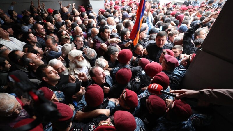 Armenian Foreign Ministry Blocked By Opposition Protesters