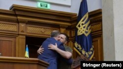 Верховная рада, Киев, 22 май. Президенти Полшаву Украина - Анджей Дуда ва Владимир Зеленский ҳамдигарро ба оғӯш мекашанд 