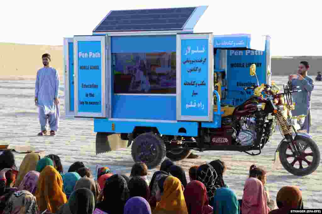 Children watch an educational video -- their first experience of a mobile lesson.&nbsp;