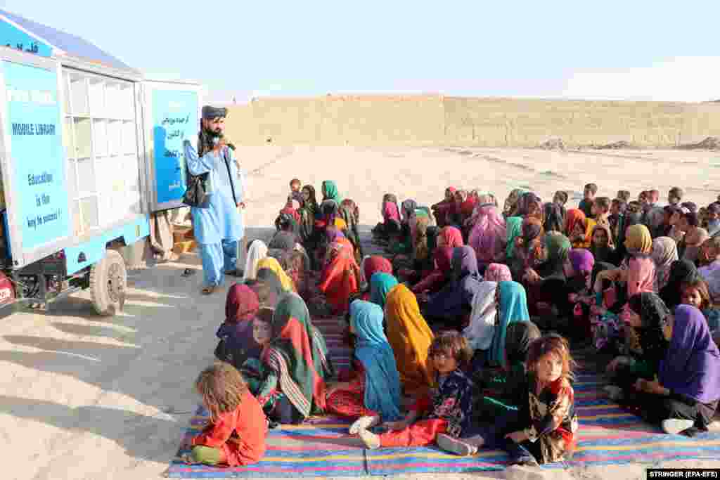 Szabadtéri tanóra Kandahár tartományban. Afganisztánban a lányok azóta nem tanulhatnak, hogy a tálibok bezárták a lányiskolákat márciusban. A Pen Path civil szervezet otthonról végezhető tanórákat szeretne indítani a lányok számára