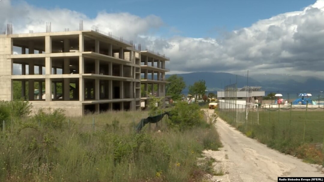 Урбанизацијата е еден од главните проблеми кои го загрозуваат статусот на Охрид како светско природно и културно наследство. 