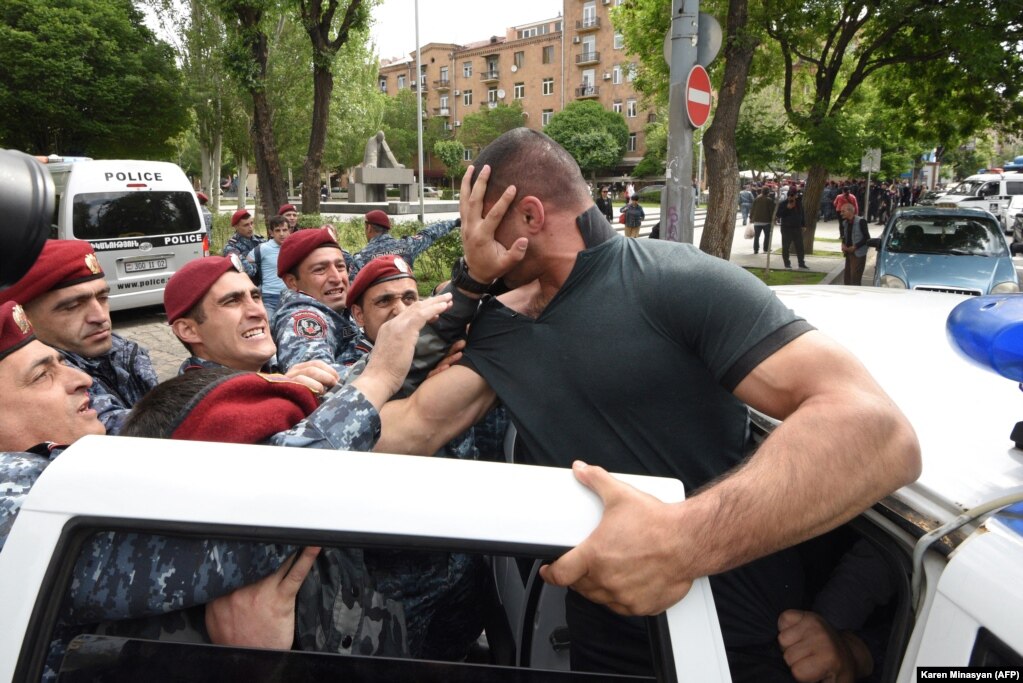 Policia duke e futur me forcë në veturë një demonstrues. Më shumë se 350 persona u arrestuan më 18 maj.