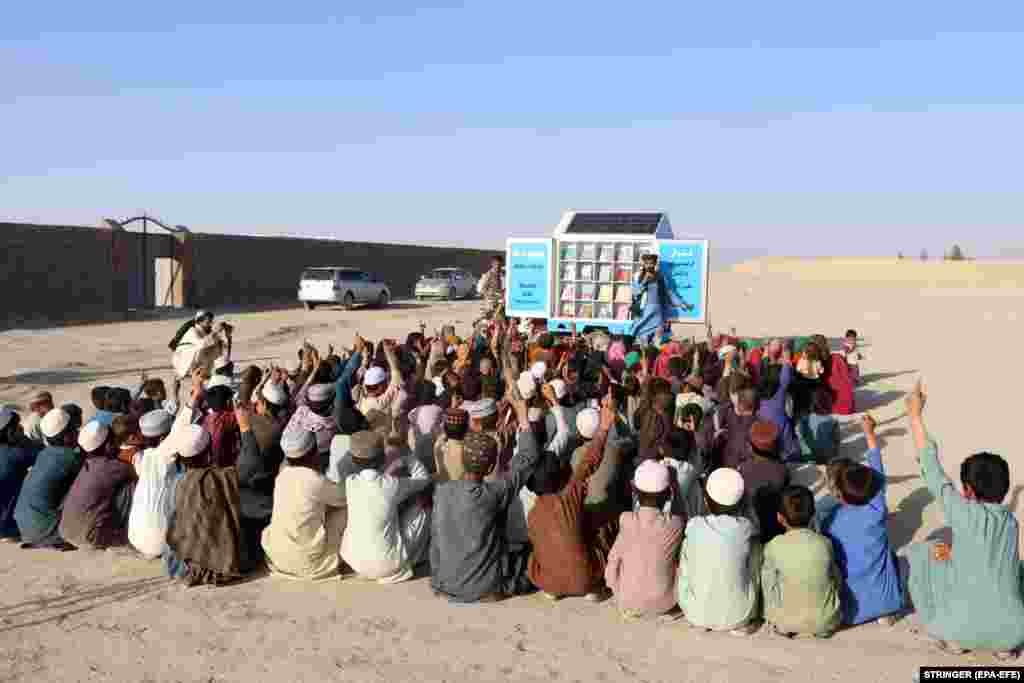 Gyerekek jelentkeznek az iskolában. A Pen Path Afganisztán-szerte tart hasonló tanórákat azóta is, hogy az ország ismét a tálibok irányítása alá került