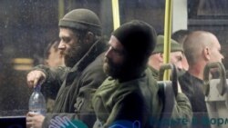 Luptători de la Azovstal într-un autobuz, sub escorta prorușilor