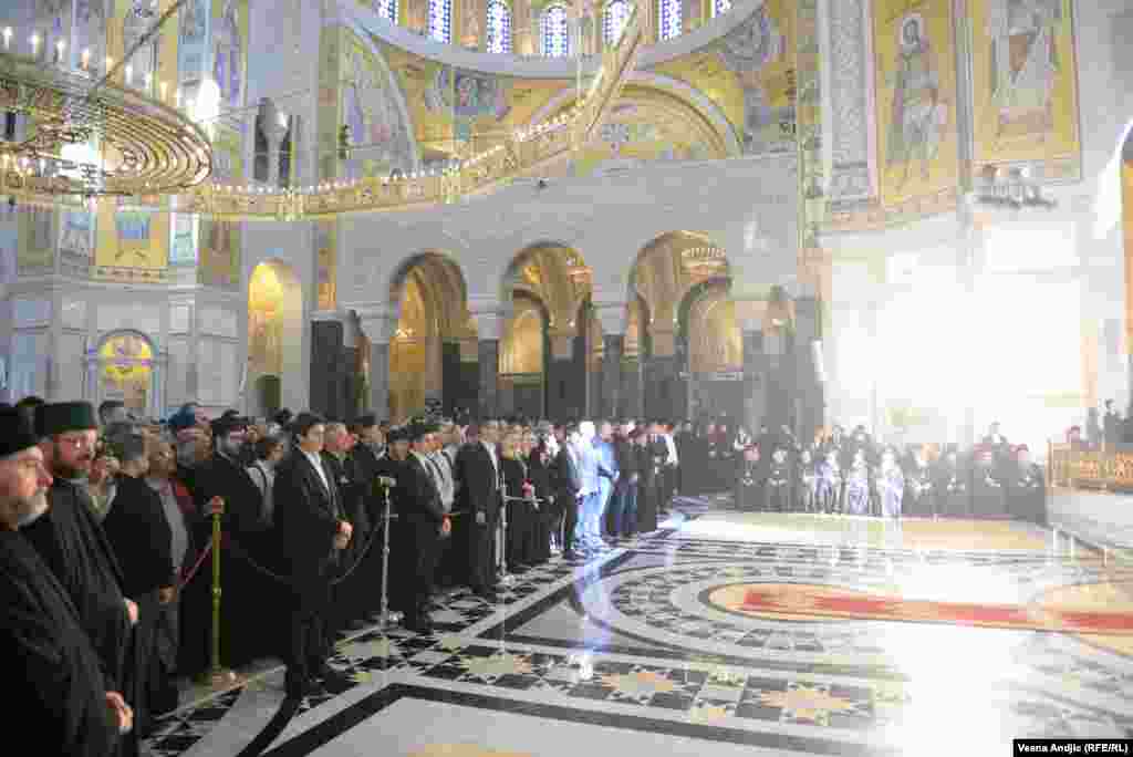 Пред и во храмот Свети Сава во Белград, за време на литургијата &bdquo;за помирување&ldquo;, имаше неколку стотини православни верници и претставници на разни институции