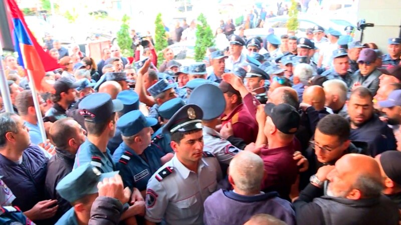 Yerevanda etirazçılar Prezident sarayına girişi kəsiblər