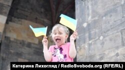 «Зупинити Путіна. Зупинити війну»: тисячі українців вийшли на марш в центрі Праги
