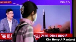 Հարավային Կորեա - Սեուլում կինը դիտում է հեռուստառեպորտաժը Հյուսիսային Կորեայի կողմից հրթիռի արձակման մասին, 25-ը մայիսի, 2022թ.