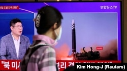 მოქალაქე უყურებს ტელესიუჟეტს ჩრდილოეთ კორეის მიერ რაკეტების გაშვების შესახებ. სეული, სამხრეთი კორეა. 2022 წლის 25 მაისი 