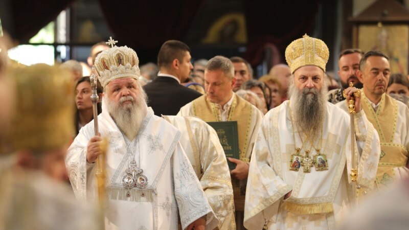 Српскиот Патријарх Порфириј му го врачи томосот за автокефалност на МПЦ на архиепископот Стефан