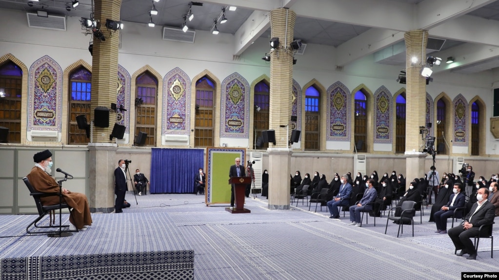 عکسی از دیدار ۲۱ اردیبهشت علی خامنه‌ای با وزیر آموزش و پرورش و گروهی منتخب از معلمان