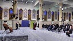 عکسی از دیدار ۲۱ اردیبهشت علی خامنه‌ای با وزیر آموزش و پرورش و گروهی گزینش‌شده از معلمان