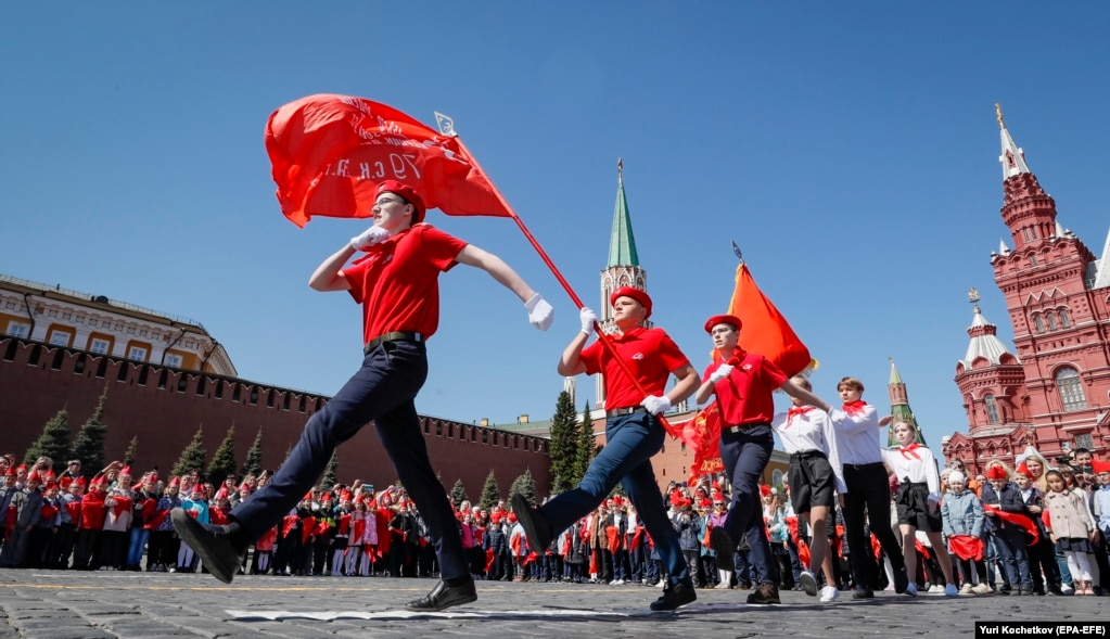 Fëmijët rusë duke marshuar nën flamurin me simbolet e komunizmit, drapër e çekan, në Sheshin e Kuq të Moskës, më 22 maj. Rreth pesë mijë nxënës shkollash u bënë pjesë e organizatës Të gjithë pionerët e rinj rusë, gjatë një ceremonie të organizuar nga Partia Komuniste e vendit më 22 maj, e mbushur me simbolikë nga e kaluara socialiste e Rusisë.