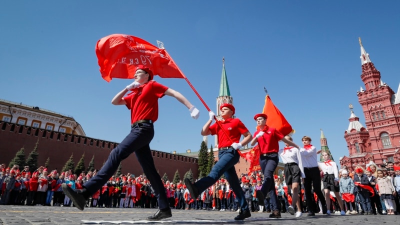 Pionerët e Rinj: Fëmijët rusë parakalojnë në Sheshin e Kuq 