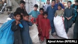 A szegénység munkára kényszeríti a gyerekeket is Kunduz tartományban, Afganisztánban. 2022. május 23. 