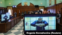 Alekszej Navalnij orosz ellenzéki vezető a Pokrovban lévő IK-2 büntetőtelepről videokapcsolaton keresztül látható a börtönbüntetése elleni fellebbezését tárgyaló bírósági tárgyaláson Moszkvában 2022. május 24-én