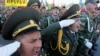 Moldova önhatalmúlag kikiáltott, szeparatista Dnyeszteren túli régiójának katonái katonai parádén vesznek részt a függetlenség napján Tiraszpolban 2012. szeptember 2-án