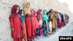 Avganistanska deca prisustvuju edukativnom programu u organizaciji Pen Patha, inicijative civilnog društva koja pruža obrazovanje deci u Avganistanu u područjima u kojima nema škola, Kandahar, Avganistan, 17. maj 2022.