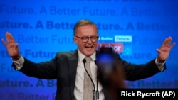 Liderul Partidului Laburist din Australia, Anthony Albanese, le vorbește suporterilor la Sydney, după câștigarea alegerilor, 22 mai 2022.