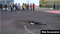 Кадри відкриття школи у Волновасі: два тижні війська РФ місто бомбардували, 13 березня захопили, а у квітні відкрили навчання