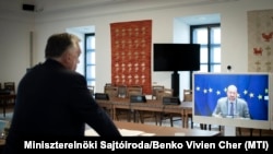 A Miniszterelnöki Sajtóiroda által közreadott képen Orbán Viktor miniszterelnök videókonferencia keretében tárgyal Charles Michellel, az Európai Tanács elnökével a május 30-31-i rendkívüli uniós csúcs előkészítéseként a Karmelita kolostorban 2022. május 23-án. 