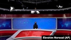 آرشیف - وضع حجاب اجباری بر بانوان خبرنگار از سوی وزارت امر به معرف و نهی از منکر طالبان