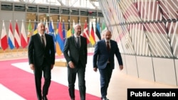 (Слева направо): президент Азербайджана Ильхам Алиев, председатель Европейского совета Шарль Мишель и премьер-министр Армении Никол Пашинян перед встречей в Брюсселе. 22 мая 2022 г.