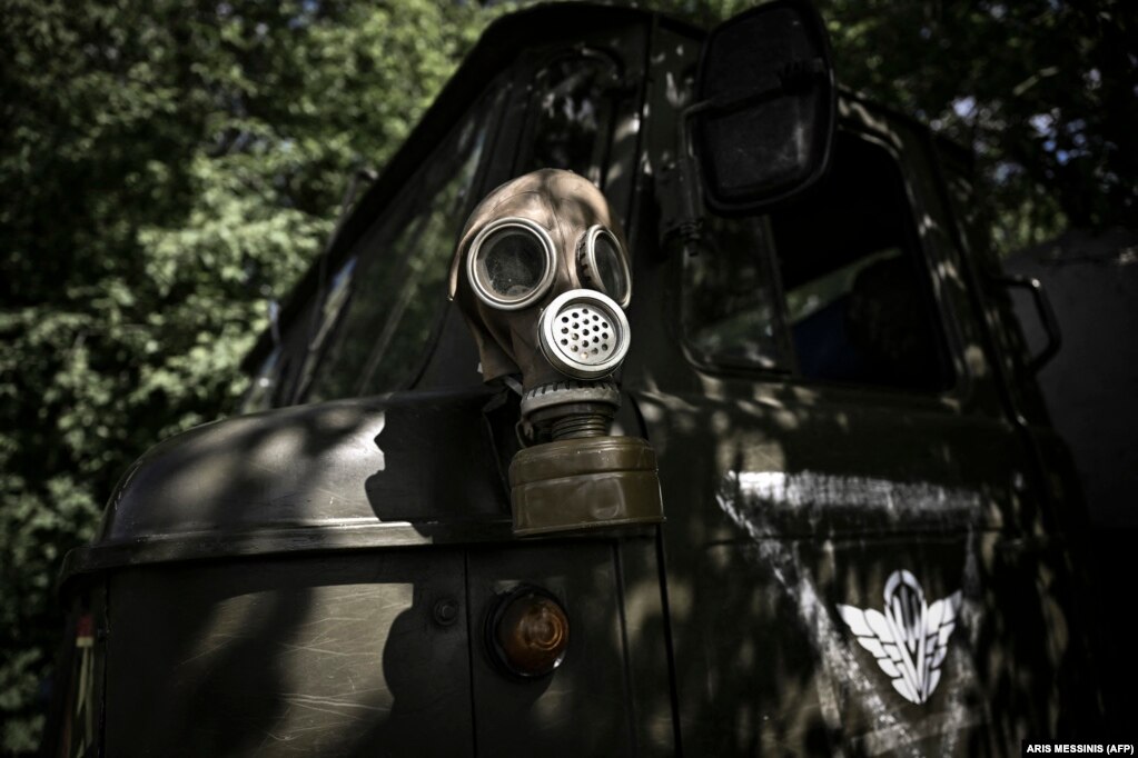 Një maskë kundër gazit e vendosur mbi një automjet ushtarak në një pikë kontrolli që mbahet   nga ushtarakë ukrainas.
