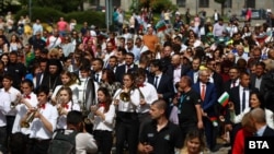  Общоградско шествие в София приключва пред паметника на светите братя Кирил и Методий пред Националната библиотека. 