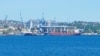 Очередное судно грузится зерном у терминала в Севастопольской бухте (+фото)