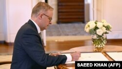 Novi premijer Australije potpisuje zvanični dokument nakon polaganja zakletve, Kanbera, 23. maj 2022. 