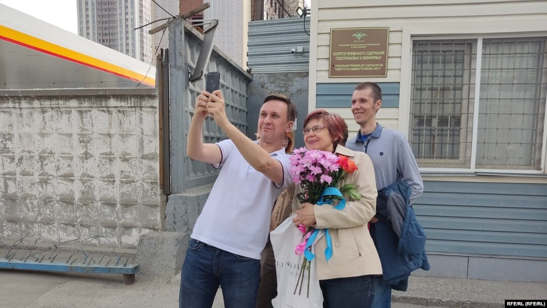 Антон Картавин делает селфи