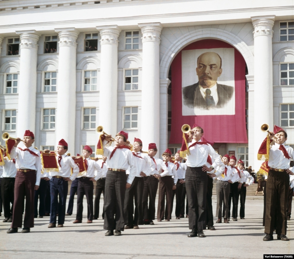 Ceremonia e vitit 1977 e Organizatës së Pionierëve Vladimir Lenin u zhvillua në Ulyanovsk. Pionierët e Rinj ishte një organizatë rinore në Bashkimin Sovjetik, anëtarët e së cilës ishin të detyruar të "ndërtonin komunizmin, të punonin për mirëqenien e atdheut dhe të përgatiteshin për të qenë mbrojtës të tij". Organizata shihej si një platformë për anëtarësim përfundimtar në Partinë Komuniste.
