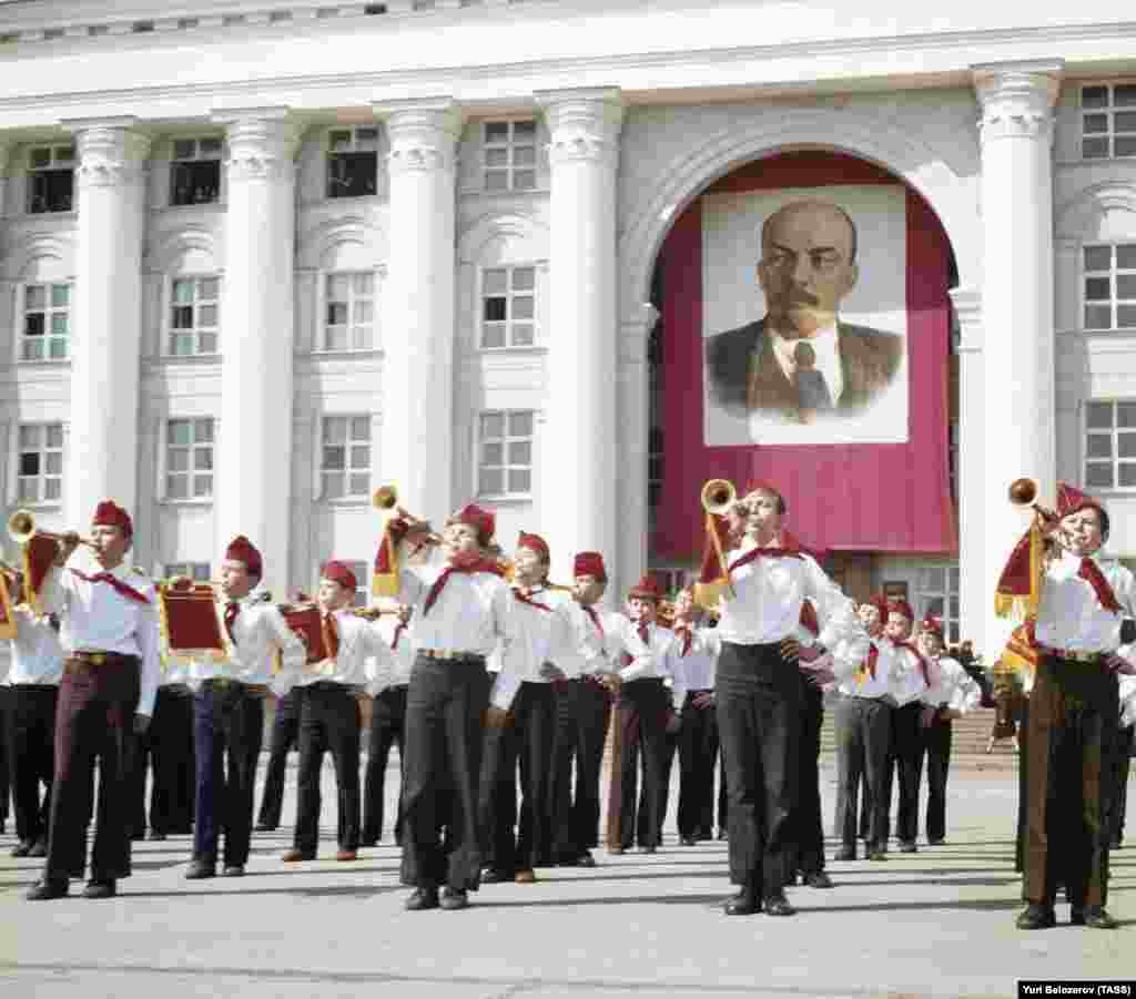 Церемонија на пионери од 1977 во Уљановск. Членовите на пионерските здруженија се обрзуваа да го градат комунизмот, да работат за татковината и да бидат нејзини бранители.