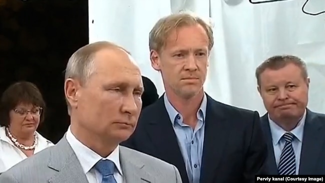Il presidente russo Vladimir Putin e Igor Zelenskyj (al centro) in Crimea nel 2018