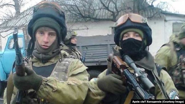 Віктор Балай (праворуч) та Павло Холоденко (ліворуч) у зоні проведення АТО, 2014-15 роки. Архів сім’ї Холоденків