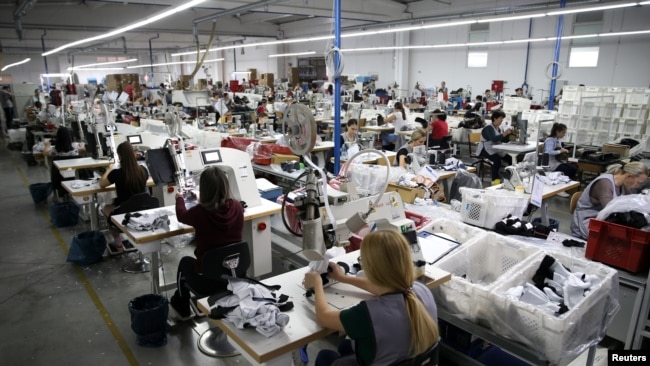 'Ne razumiju ti poslodavci da čovjek ne može za platu koju ima samo da jede i dolazi na posao', kaže jedan od radnika u industriji tekstila, odjeće, obuće i kože. (na fotografiji jedna od fabrika obuće u BiH, ilustrativna)