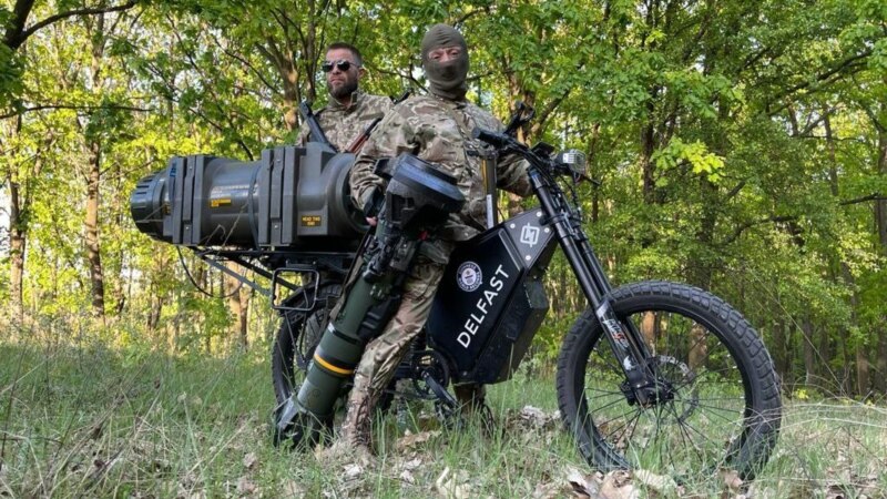 Cavaleria ucraineană de ultimă generație folosește în luptă biciclete electrice