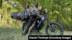 Українські військові, озброєні протитанковою ракетою, на електровелосипеді Delfast