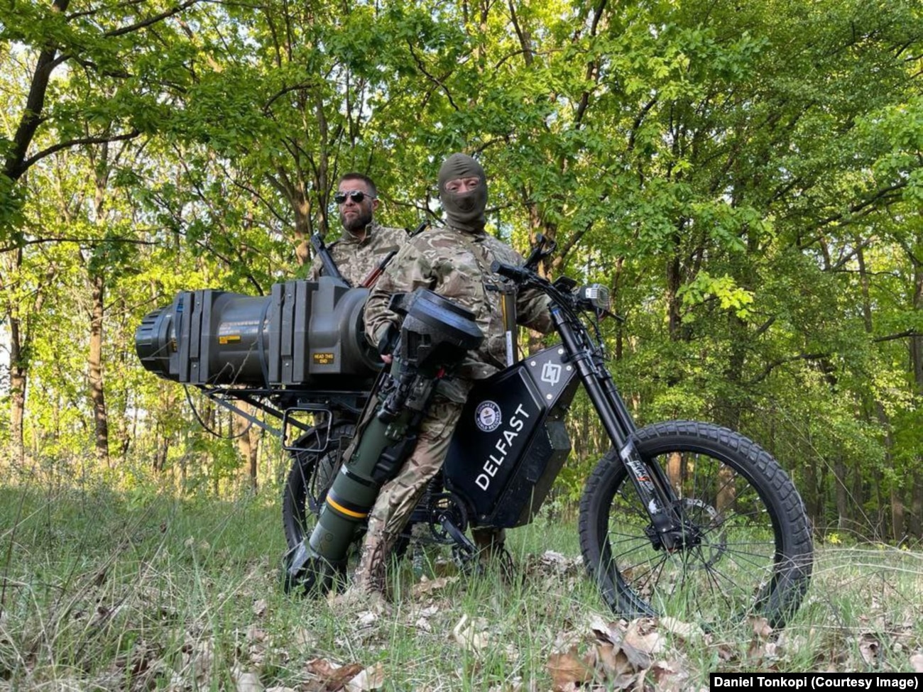 مقاتلون أوكرانيون على دراجة إلكترونية من طراز دلفاست مع سلاح مضاد للدبابات