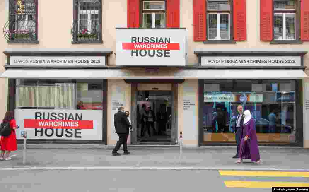 Az Orosz háborús bűnök házát ukrán művészek rendezték be a svájci üdülővárosban