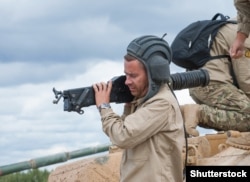 Un soldat rus scoate un lansator de grenade dintr-un BMPT, lângă Moscova, în 2017.