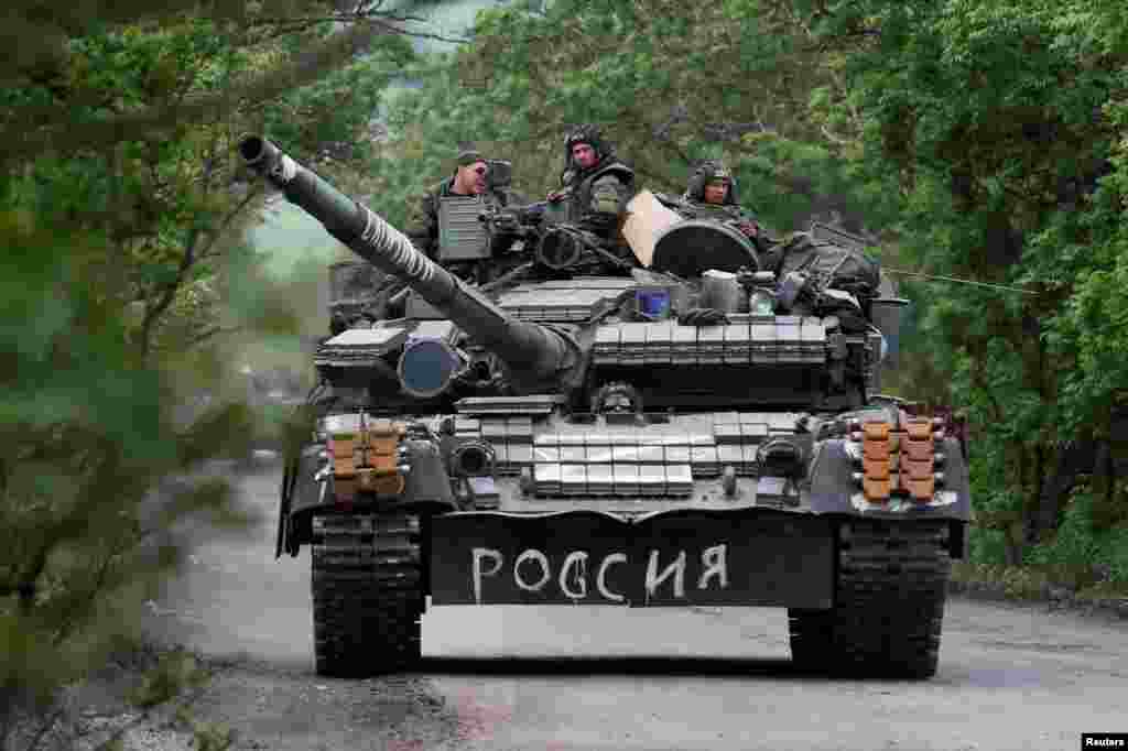 Oroszország &ndash; ez olvasható az oroszbarát szeparatisták tankján a Donyecki régióban