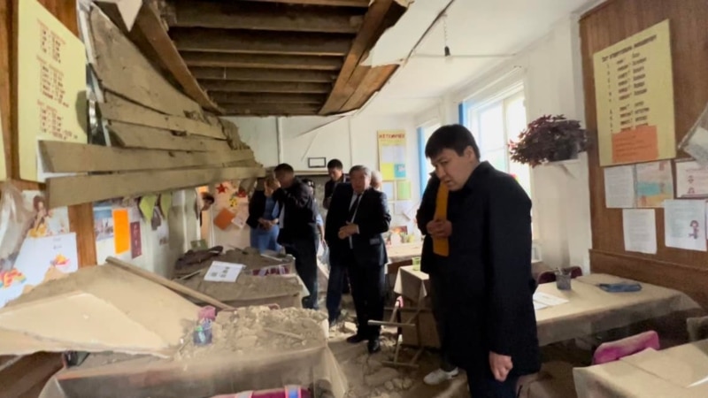 Министр Бейшеналиев Чаткалдагы шыбы урап калган мектепке барды