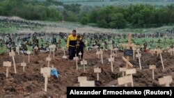 Új sírok az ukrajnai Mariupol közelében 2022. május 22-én