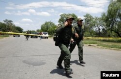 Policajci trče na lice mjesta nakon pucnjave u osnovnoj školi u Uvaldeu, Texas, 24. maj 2022.