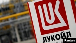 Лого на „Лукойл“ до рафинерията на руската компания край Бургас. Снимката е архивна