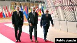 Бельгия -- слева направо: президент Азербайджана Ильхам Алиев, председатель Европейского совета Шарль Мишель и премьер-министр Армении Никол Пашинян перед встречей в Брюсселе. 22 мая 2022 г.