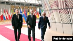 Председатель Европейского совета Шарль Мишель (в центре), премьер-министр Армении Никол Пашинян (справа) и президент Азербайджана Ильхам Алиев во время встречи в Брюсселе, 22 мая 2022 года